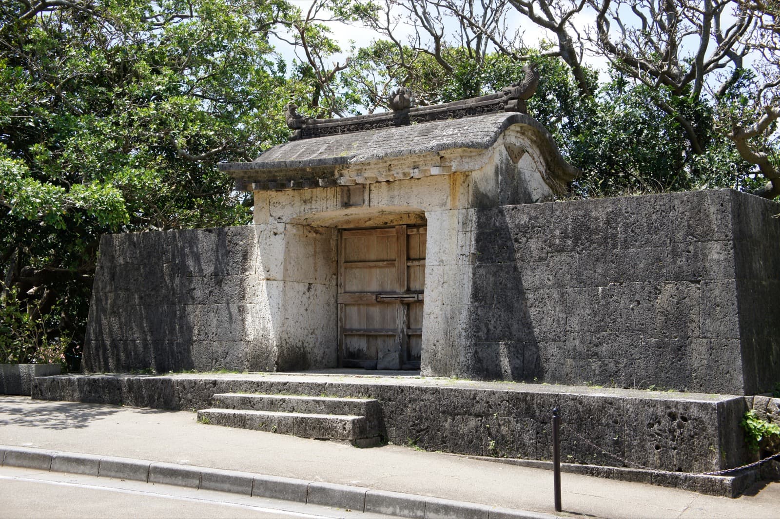 Sonohyan-utaki Ishimon (Stone Gate)
